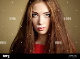 Ritratto di bella dai capelli scuri donna close up. Foto di bellezza Foto  stock