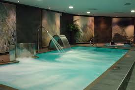 Recuperamos El Antiguo Poder Curativo Del Agua A Traves De La Hidroterapia En Nuestras Piscinas Activas Duchas De Aromas Luxury Pools Miller Homes Indoor Pool