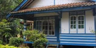 Dikenal sebagai rumah tradisional jawa tengah, rumah adat limasan terdiri atas 8 (delapan) tiang utama. Imah Badak Heuay Rumah Adat Jawa Barat