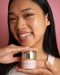 Calling all mamas! ✨ Want your skin to bounce back to its pre-baby glow?  Say hello to our Maternal Miracle Stretch Mark Patch! 🌟 Say goodbye to  stretch marks and hello to