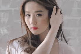 Jun 18, 2021 · lưu diệc phi là một nữ ca sĩ, diễn viên nổi tiếng người trung quốc, cô được biết tới với vai diễn tiểu long nữ xinh đẹp, cùng xem tiểu sử lưu diệc phi nhévậy lưu diệc phi là ai? Vi Sao LÆ°u Diá»‡c Phi Quanh NÄƒm Suá»'t Thang Chá»‰ Ä'á»ƒ Kiá»ƒu Toc Gai Ngoan Phong Cach Sao Viá»‡t Giáº£i Tri