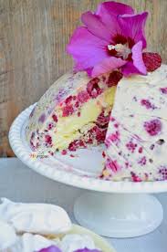 Tante altre ricette di zuccotti facili e golosi, più avanti su questa pagina. Zuccotto Di Gelato Alla Vaniglia Con Lamponi E Meringhe Profumo Di Frangipani