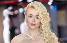 Алина гросу появилась в экстравагантном наряде; Bezumno Bogataya Blondinka Alina Grosu Vyglyadit Kak Gollivudskaya Zvezda V Novom Seriale