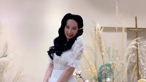 Sở hữu vóc dáng có phần bé nhỏ, đôi chân có phần kém dài hơn chị gái, nhưng bù lại phương trang đúng nhỏ nhưng có võ, các vòng trên cơ thể cô đều có số đo khá. Angela PhÆ°Æ¡ng Trinh Toi Khong Con Thich Há»Ÿ Hang Vnexpress Giáº£i Tri
