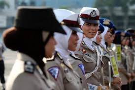 Dengan semakin banyaknya wanita muslim yang bergabung dengan kepolisian, jilbab telah menjadi bagian dari seragam polisi di berbagai negara. 10 Polwan Minta Izin Pakai Hijab Republika Online