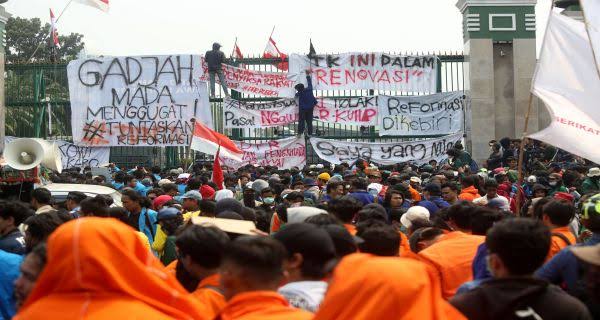 Image result for Mahasiswa Demo di Gedung DPR