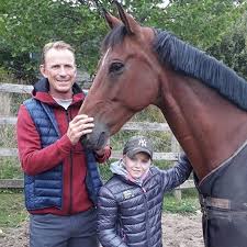 Han har tagit två silver i svenska mästerskapen i hoppning. Cancersjuka Elin 12 Fick Traffa Idolen Stjarnryttaren Peder Fredricson En Fantastisk Dag