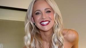 Carrie Bickmore steals the show at the ACRAs as she puts