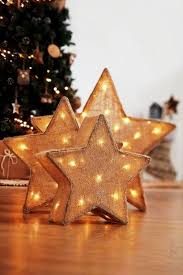 Beleuchtete Weihnachtssterne Furs Fenster Und 40 Weitere Ideen Selber Basteln Weihnachtslichter Magisches Weihnachten Hangende Weihnachtsbeleuchtung