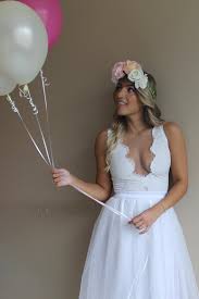 Wenn sie die gelegenheit haben, eine strandhochzeit zu veranstalten, dann sind sie große glückspilze, denn das ist der traum von vielen von uns! Tiefe V Spitze Brautkleid Spitze Hochzeit Body Und Tull Rock Etsy