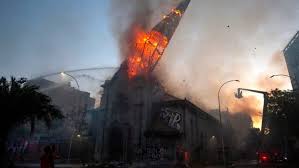 The bordering countries are peru to the north, bolivia to north east and argentina to the east. Chile Jahrestag Der Proteste Auch Kirchen In Flammen Vatican News