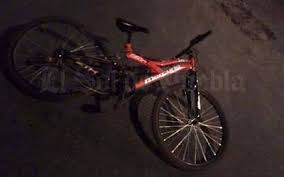 María josé, una joven dama de la burguesía madrileña, y su amante juan, un profesor universitario, atropellan accidentalmente, a un ciclista. Por Esquivar Un Auto Ciclista Arrolla Y Mata A Nino De 7 Anos En Juan C Bonilla El Sol De Puebla Noticias Locales Policiacas Sobre Mexico Puebla Y El Mundo