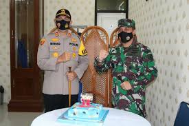 Di indonesia sendiri tradisi merayakan hari ulang tahun memang sudah ada sejak lama. Kejutan Kapolres Majalengka Dalam Rangka Hut Ke 75 Tni Di Lanud Sugiri Sukani Majalengka