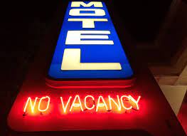 霓虹燈搶眼招牌霓虹燈招牌 主要是由玻璃管 包覆著氖氣 經由電產生光芒 再加入不同的螢光粉輔助 產生出不同顏色光 因光芒鮮豔 許多營業到深夜的店家會使用 酒吧 歌廳十分適合霓虹燈招牌 簡單又顯眼 隨著時代演進 霓虹燈逐漸變為復古 懷舊的代表 複古風的