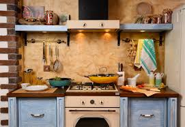 Quei pochi metri quadrati in cui far entrare frigo, lavastoviglie, tavolo e fornelli proprio non vi bastano? Arredare Una Cucina Piccola E Stretta Consigli Ed Opportunita