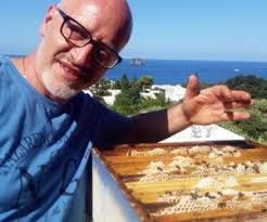 Giacomo Emanuele: «Con noi è rinata l'ape nera sicula»