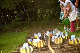 On the grounds of the 5 hectare nature adventure garden many plants are cultivated especially for the little visitors, which are fun for children. Kolner Imkerverein Von 1882 E V