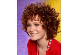 50 façons de porter des cheveux courts avec des franges la bohème est dans la tendance avec ses nattes lâches et ses cheveux ondulés. Cheveux Courts Boucles Visage Rond Sararachelbesy Blog