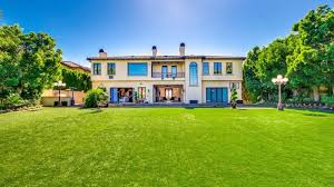 New Houston Rocket Chris Paul Drops Asking Price On Avril Lavigne S Former Home In Bel Air To 9 3m American Luxury Celebrity Houses Celebrity Homes For Sale Mansions