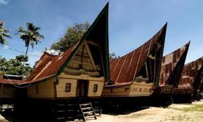 Rumah adat batak simalungun ini mempunyai arsitektur yang unik, bentuk rumah panggung dan dibangun memakai banyak yang berpendapat bahwa rumah adat suku angkola ini hampir sama dengan rumah adat batak suku mandailing, namun keduanya tak sama dan memiliki rumah adat. Rumah Bolon Rumah Adat Suku Batak Di Sumatera Utara Andalas Tourism