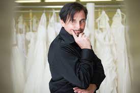 Verkäufer aus dem ausland können ihnen artikel regulär über einen internationalen versandservice zuschicken. Uwe Herrmann Privat So Lebt Der Brautkleid Konig Aus Zwischen Tull Und Tranen News De