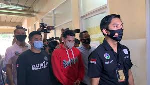 Yang terbaru, ada nama penyanyi reza artamevia. Ditangkap Terkait Narkoba Ini Penampakan Artis Ridho Ilahi Di Polres Jakbar