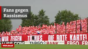 ___ witze hӧre ich zum ersten mal. Schalke Fans Zeigen Clemens Tonnies Die Rote Karte Wdr Aktuelle Stunde Youtube