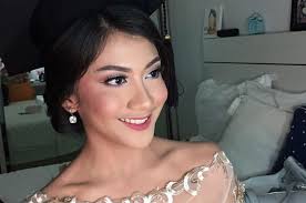 Tapi biaya jasa make up artist atau salon terlalu mahal? 7 Rekomendasi Makeup Artist Handal Yang Bisa Kita Pakai Saat Wisuda Atau Pesta Perpisahan Sekolah Semua Halaman Cewekbanget