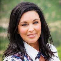 Kelli Housley's Instagram, Twitter & Facebook