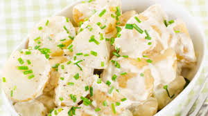 Insalata ricca vegetale, insalata messicana mais e fagioli, insalata russa, insalata al tonno, 5 idee per insalate estive nutrienti e colorate. Insalata Di Patate Americana Cremosa Da Provare Sia Fredda E Sia Calda