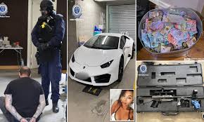 Suç ağı içinde güvenilir bir kişi olan ayık, polis tarafından izlenen şifreli telefonların yaygın şekilde satılmasını sağladı. Zcmg0kvejkyd8m