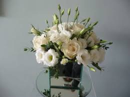Mirrored cube vase with flowers. Mirrored Cube Vase Of White Eustoma Rasteniya