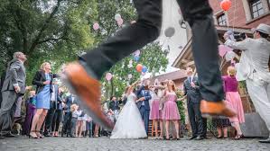 Du profitierst von folgenden vorteilen zunächst gilt es, die ballons zu besorgen, außerdem ein helium ballongas set mit der notwendigen menge an geeignetem gas. Auf Der Hochzeit Ballons Steigen Lassen Go Oder Nogo