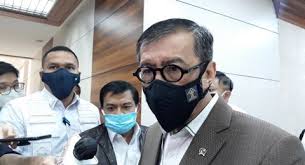 Yasonna laoly merupakan anak pertama dari enam bersaudara yang lahir dari pasangan faogὀ'aro laoly yang bersuku nias dan resiana sihite yang bersuku batak. Kabar Duka Dari Menkumham Yasonna Laoly Istri Tercintanya Meninggal Dunia