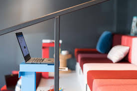 Mit nur wenigen klicks kannst den hintergrund deiner webcam weichzeichnen. Professionelle Hintergrunde Fur Zoom Teams Gotomeeting Und Co Design Offices