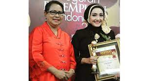 See what nurhidayati nurhidayati (hidayati43) has discovered on pinterest, the world's biggest collection of ideas. Dr Nurhidayati Endah Puspita Sari Mars Terima Penghargaan Anugerah Perempuan Indonesia 2017 Tribun Pekanbaru