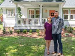 Home Town Porch Dreams For A Returning Artist Home Town Hgtv Home Town Hgtv Beach House Exterior Artist House