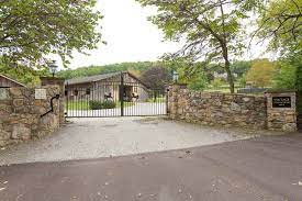 Vintage Thoroughbred Farm In Pottstown Pennsylvania Driveway Landscaping Farm Entrance Gates