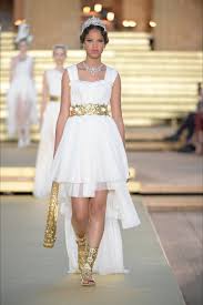 Dolce Gabbana Alta Moda Sartoria Fall Winter 2019 20 Sfilata Dolce Gabbana Palermo Alta Moda Autunno Inverno 2019 20 Vogue Stile Di Moda Abiti Alta Sartoria Moda Autunno Inverno