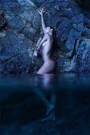 Thaila Ayala posa nua em lagoa 