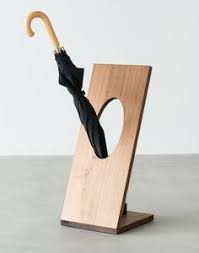 Der Schirmstander Ombrelle Besticht Durch Seine Schlichte Form Zwei Gekrummte Flachen Eine Offnung Passend Fur Den Privatbereich Ose Holz Holz Ideen Schirm