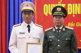 Ngươi chính là ta thân lão bản. Ä'Æ°á»ng ThÄƒng Tiáº¿n Cá»§a Giam Ä'á»'c Cong An Tráº» Nháº¥t NÆ°á»›c Hiá»‡n Nay