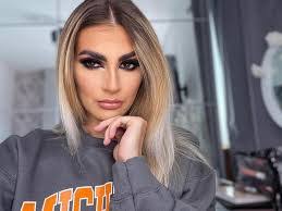 Cara Farrell's Instagram, Twitter & Facebook