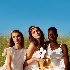 I'm not a fan of the daisy line, i never found it interesting enough to buy a flanker. Kaia Gerber Marc Jacobs Daisy 2020 Campaign Fashion Gone Rogue