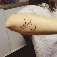 Simple Minimalistic Bicycle Outline Tattoo Mit Bildern Fahrrad Tattoo Kleines Tattoo Radfahren Tattoo