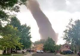 A tornado forms from a large thunderstorm. 30 Minuten Horror Tornado Lost Panik Aus