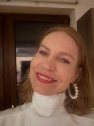 🥰If you don't know how to raise your vibrations because things aren't  going well in your life and you don't like yourself, try developing  assertiveness. Being assertive means reacting to events in