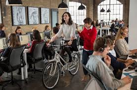 With robert de niro, anne hathaway, rene russo, anders holm. Review Man Lernt Nie Aus Film Medienjournal