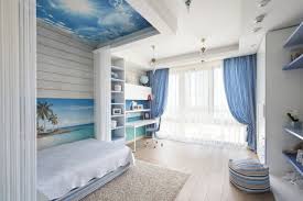 أوراق على السقف