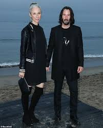 Keanu reeves sparks romance rumours as he steps out onto the red carpet holding hands with artist alexandra grant. Keanu Reeves And His Artist Girlfriend Alexandra Grant Make A Buzzy Red Carpet Appearance Vogue